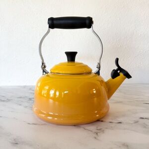 Le Creuset Classic Whistling Tea Kettle - Nectar Yellow - 1.7 Qt / 1.6L